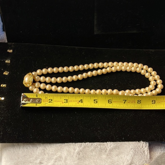 Avon -1987- Capital Style Necklace Pearl and Gold Latch - Picture 3 of 7
